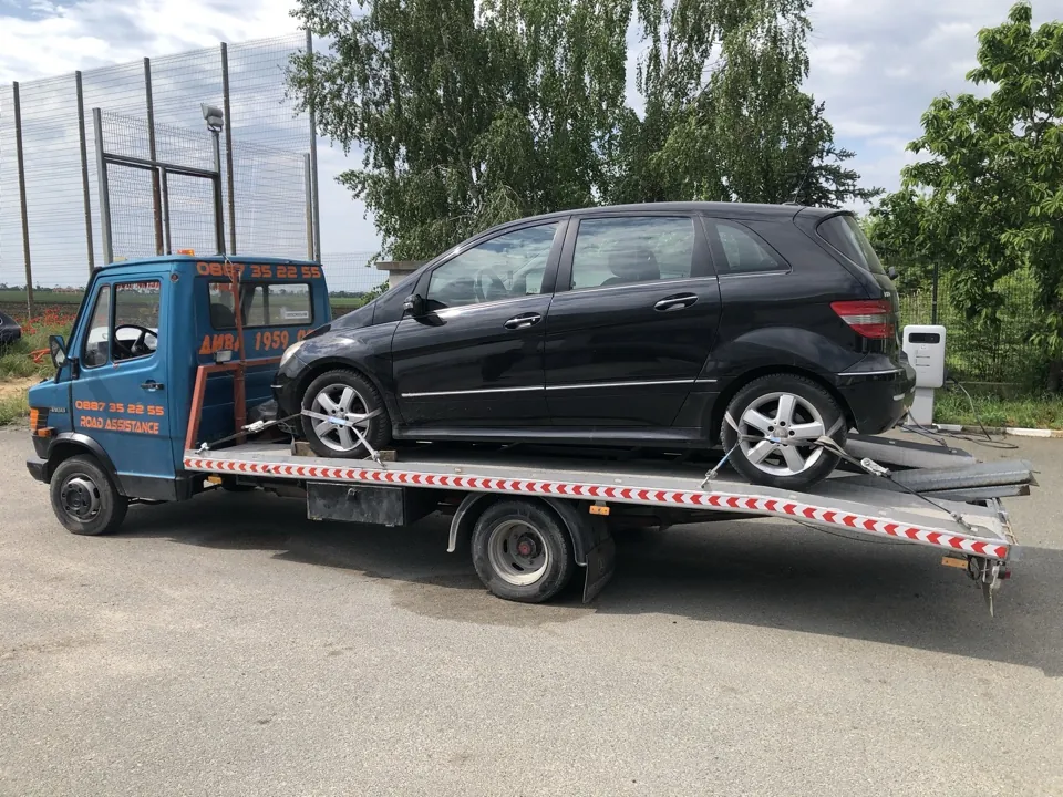 Пътна помощ Бургас: репатрак вози натоварен черен Mercedes B-класа на платформата си край пътя